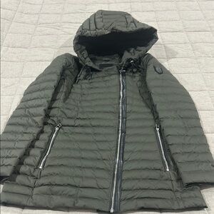 Atelier Sona Green Puffer Jacket with Hood and Zipper Closure
